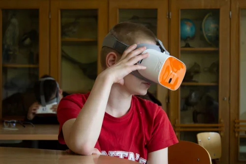 Mosolyogva tanulni - Virtuális valósággal a diákok fejlesztéséért (2024) cikk kiemelt képe